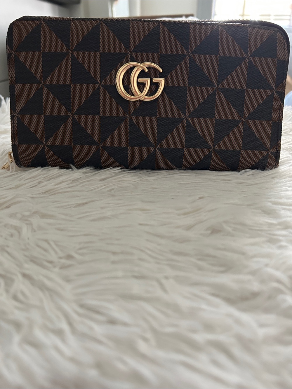 GG Logo Brown Geometric Zip Wallet